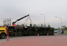 Wywrócony pojazd na rondzie w Wolinie