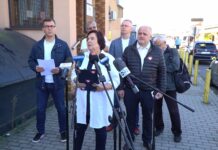 Konferencja przed siedzibą Cechu Rzemieślników i Przedsiębiorców