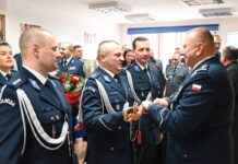 Insp. Artur Wasiuta pożegnał się ze sztandarem niżańskiej komendy. Jego obowiązki przejął mł. insp. Rajmund Murek