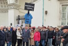 „Szpitale powiatowe nie chcą umierać na kolanach” – protest w Warszawie